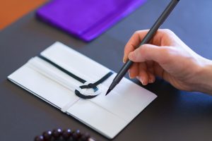 香典袋の正しい書き方とは？ 宗教別に書く際の注意すべき点や包み方を解説