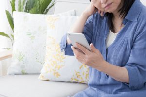 お悔やみの言葉をメールで伝えるのは失礼？相手別の文例を含めて解説