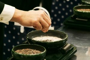 一般的なお焼香の仕方とは？お焼香の種類や宗教別のやり方、回数を解説