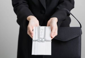 お通夜の香典袋の書き方とは？相場や香典袋の選び方、渡す際のマナーを解説