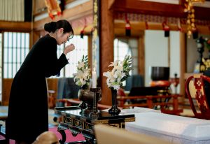 お通夜とは？お葬式との違いから流れやマナーについて解説