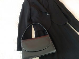 お通夜に適した服装とは？仕事帰りに参列する場合の注意点やマナーを男女別に解説