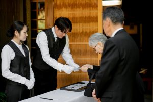 お葬式での受付のやり方とは？受付係を頼まれた場合の対応や受付係の注意点を解説