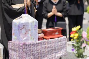 納骨式に香典は持参すべき？香典の相場、当日の流れやマナーを詳しく解説