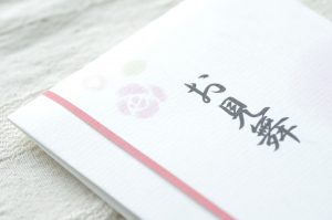 お見舞金とは？お見舞金の金額相場や書き方・入れ方（包み方）を解説