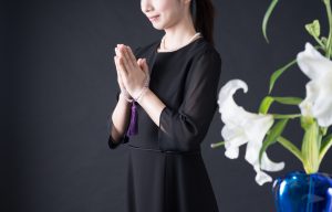 お葬式の女性の服装マナーとは？知っておきたい喪服のマナーについて解説